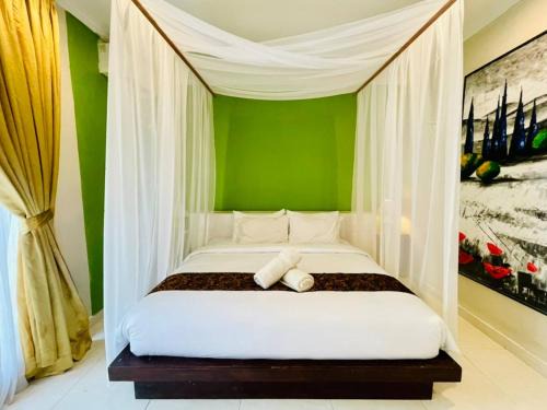 Spacious 3 Bedroom Villa, Sleeps 12, Resort Style Pool, Families and Groups, Private Kitchen, Restaurant with Room Service and Catering, Near Seminyak Beach