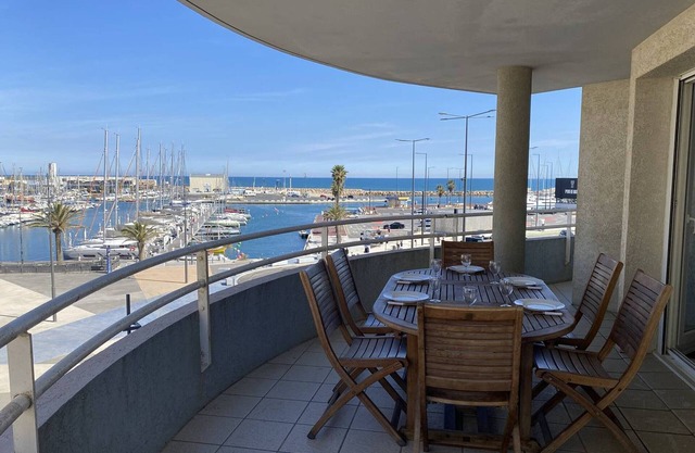 Spacious 3-room apartment with terrace and parking in Canet-en-Roussillon
