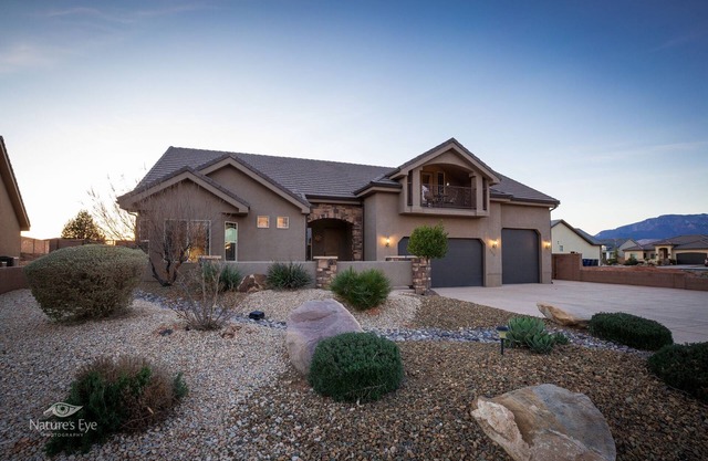 Spacious 3000 sq ft Home Parking galore Next to Sand Hollow Reservoir A+location