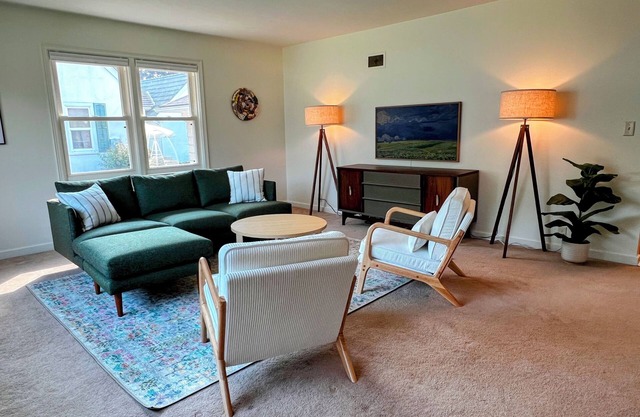 Spacious 3BR/2BA Gem Close to Downtown