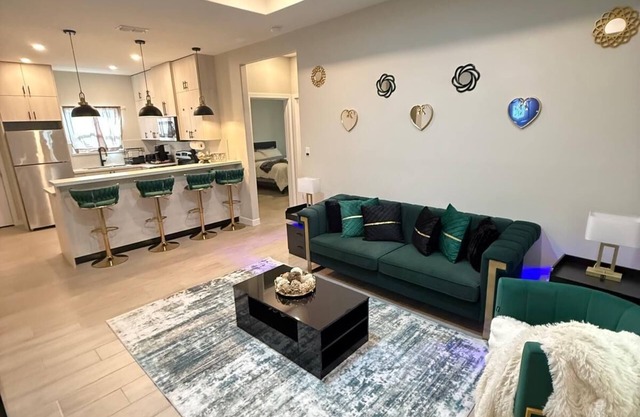 Spacious 3BR Home: Free WIFI, Near Parks, Dining & Shopping