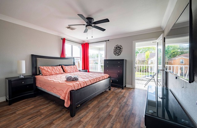 Spacious 3BR Home w/Parking Minutes from Downtown Houston