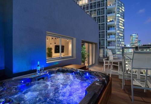 Spacious 3BR Penthouse with Jacuzzi on Rosthchild by HolyGuest