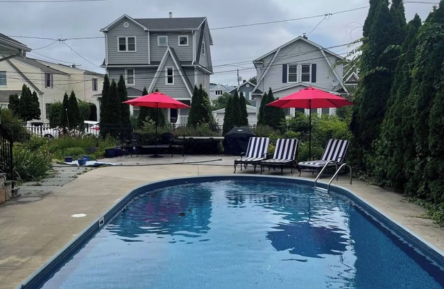 Spacious 3BR w/pool and a min from Gulf beach in Milford CT