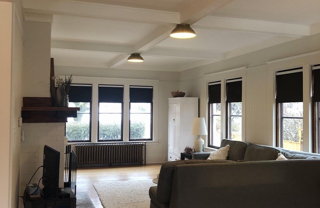 Spacious 3BR with Mountain Views, Porch & Close to Lakeside & Downtown