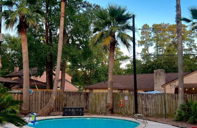 Spacious 4 bdr house, private pool, close to hwy!