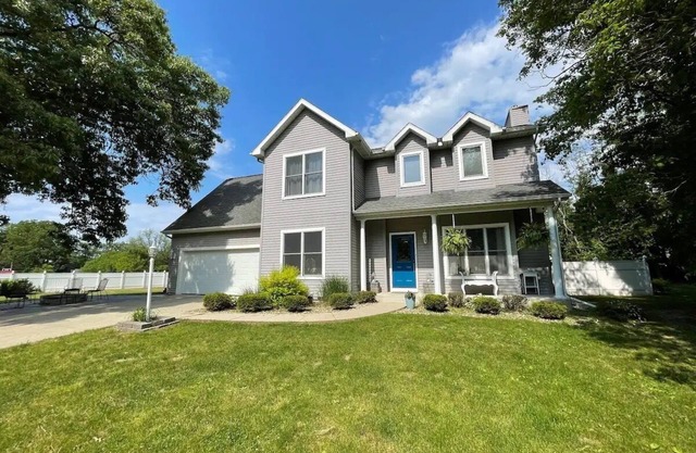 Spacious 4 bdrm 4 bath home on an acre. 1 mile to Lake Michigan. St.Joe area.