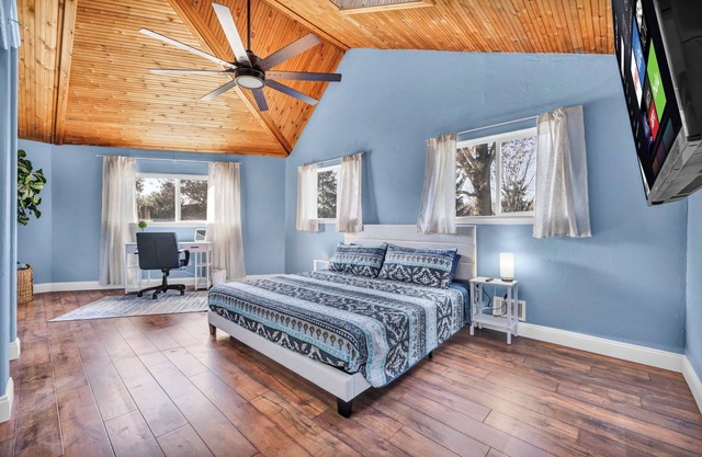 Spacious 4-bdrm house in Cleveland with Pool table, King Bed, and chefs kitchen