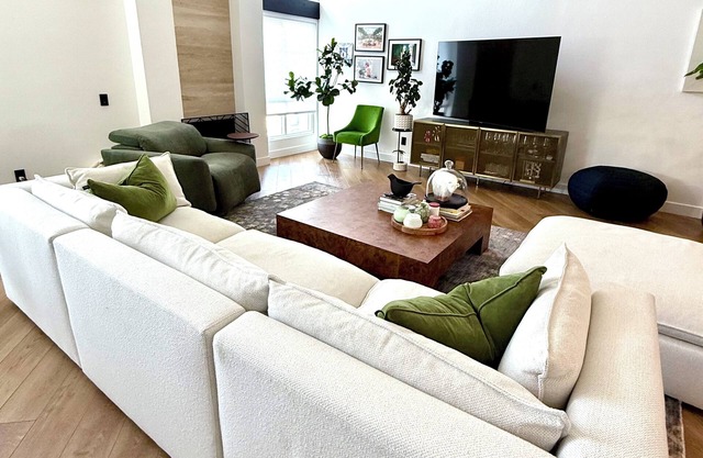 Spacious 4-bedroom house with AC, WiFi in cool Huntington Beach