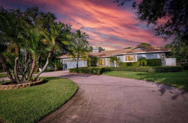 Spacious 4-bedroom house in marvelous Tarpon Springs with Pool, WiFi ,AC
