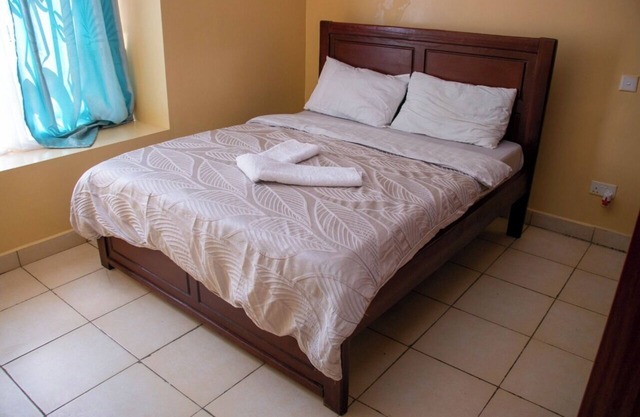 Spacious 4-bedroom apartment near Airport