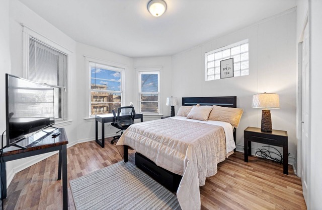 Spacious 4-bedroom apartment in fabulous Chicago with WiFi, AC