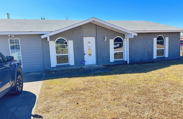 Spacious 4-bedroom bungalow in lovely Cedar Hill with AC close to hwy 67