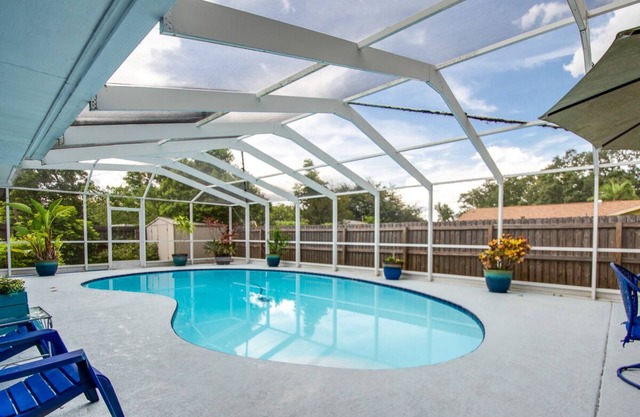 Spacious 4 bedroom home ~ 2 King beds, heated pool, 15 mins to Clearwater Beach