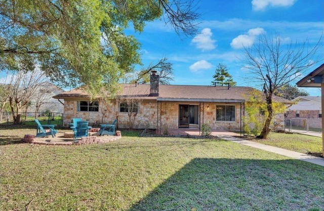 Spacious 4-bedroom house w/fenced yard - monthly discounts for longer bookings