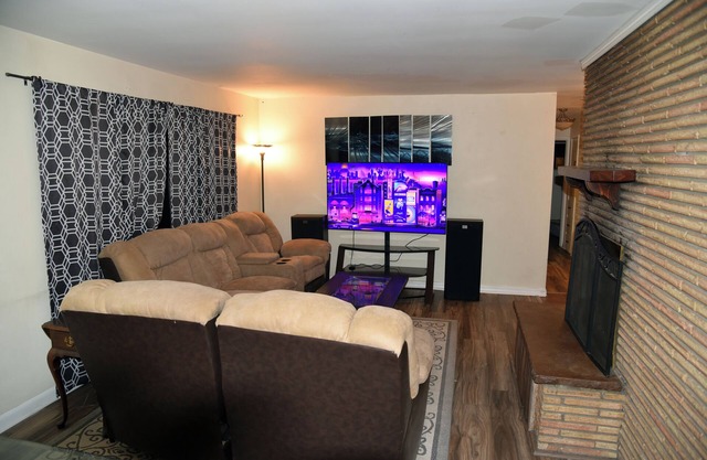 Spacious 4-bedroom house in charming Englewood with AC