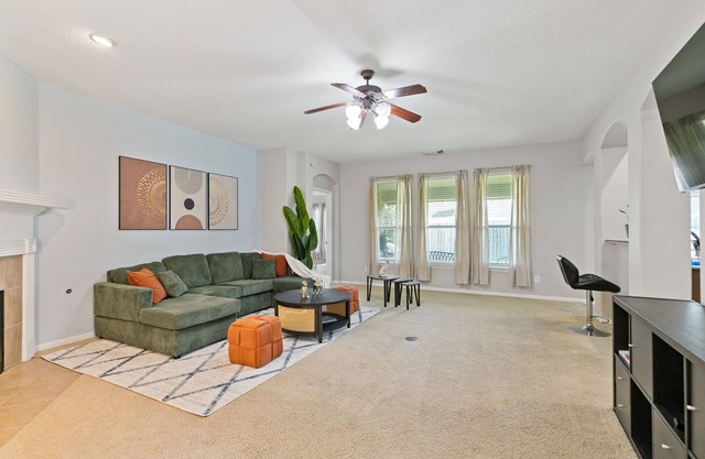 Spacious 4-bedroom house in enchanting Pasadena with AC