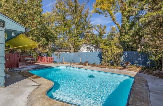 Spacious 4-bedroom house with Pool in great area