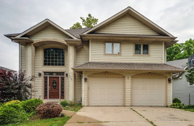 Spacious 4-bedroom Lake house with fitness room, sauna, optional pontoon boat