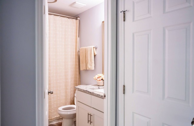 Spacious 4-bedroom townhome with WiFi, AC close to Uptown Charlotte!