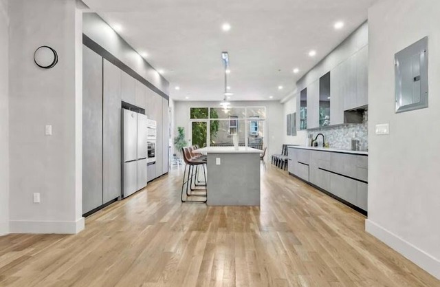 Spacious 4-bedroom townhome with WiFi and AC in marvelous Brooklyn