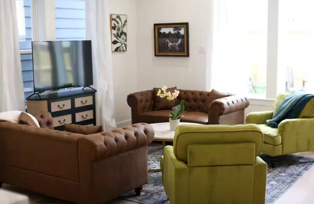 Spacious 4-bedroom townhome with king beds & TVs in Houston - Great Location!