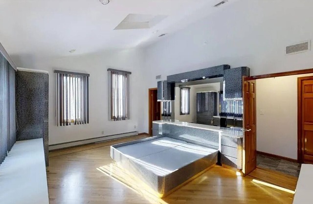 Spacious 4-bedroom apartment with AC, fitness room in wonderful North Bergen