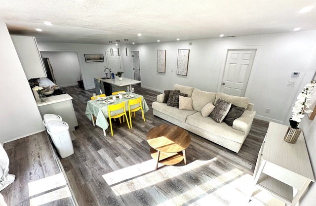 Spacious 4-bedroom house in fantastic Santa Clara with long driveway