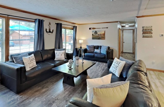 Spacious 4 BR 2 Bath Home in the Island Club Development - Sleeps 12 - IC77