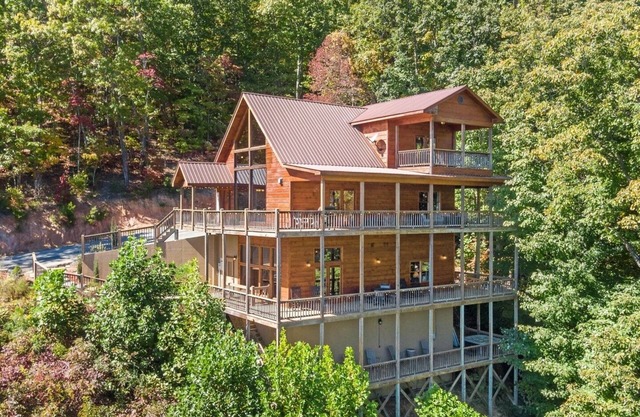 Spacious 4-BR Lodge With a View/Fully-Equipped!