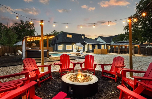 Spacious 4 BR Retreat w/Pool, Hot Tub, Game Room & 8 Smart TVs. Near Downtown.