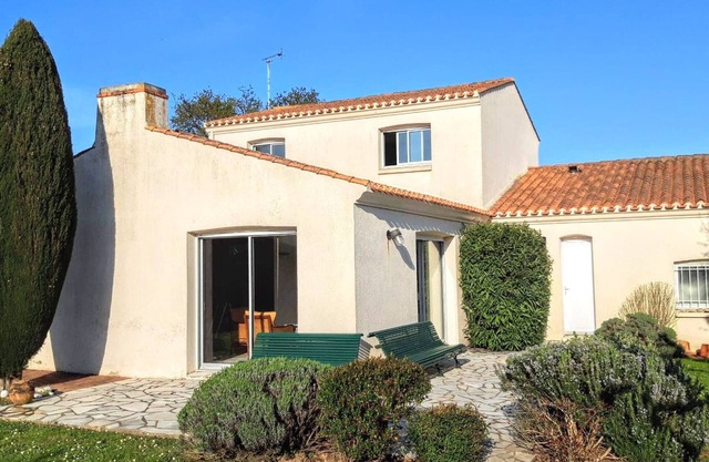 Spacious 4-Bedroom House with Private Garden, Near Beach & Shops