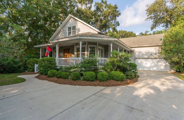 Spacious 4 bed, 3 bath mid-island SSI home