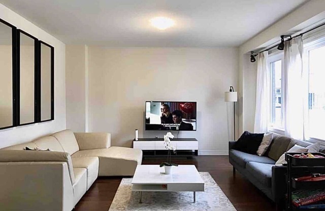 Spacious 4BDRM Home-NiagaraFalls Retreat