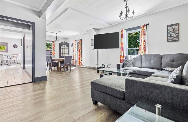 Spacious 4BR, 1BA close to the Falls