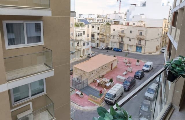 Spacious 4BR Apt with Balcony close to Valletta