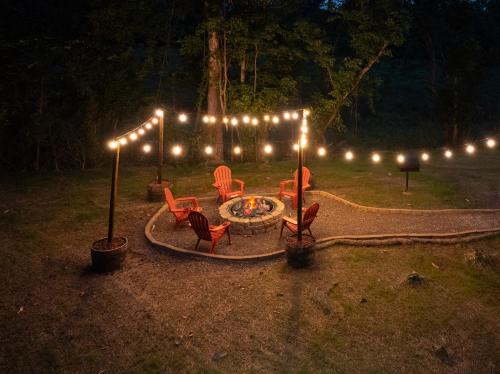 Spacious 4BR Cabin with Hot Tub, Game Room & Fire Pit, Close to Dollywood
