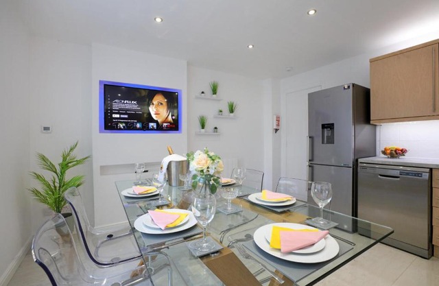 Spacious 4BR City Centre Apartment w/Free Parking