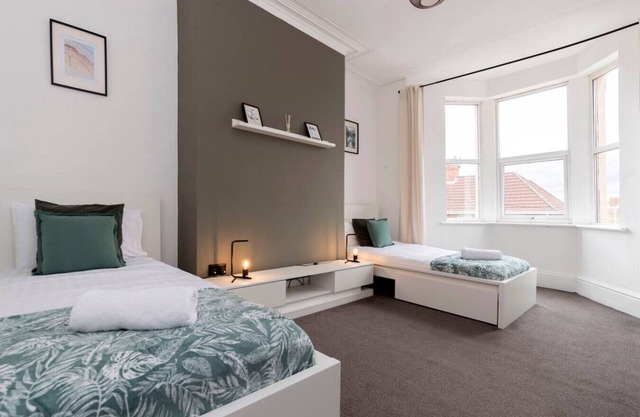 Spacious 4BR Home in Gateshead Sleeps 7 w/Parking