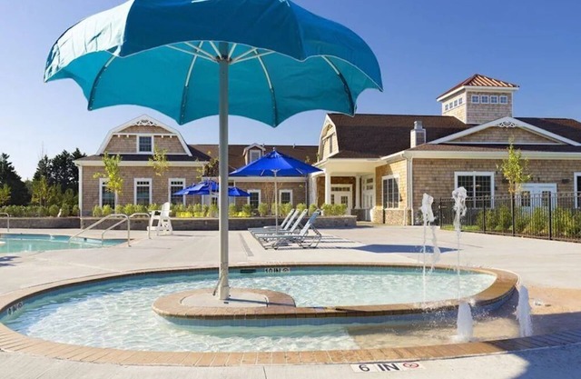 Spacious 4BR Near Bethany with Patio, Grill & resort style pool 7+ Days required