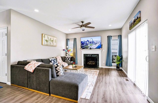 Spacious 4BR Retreat - Near Attractions, Universities and Hospitals!