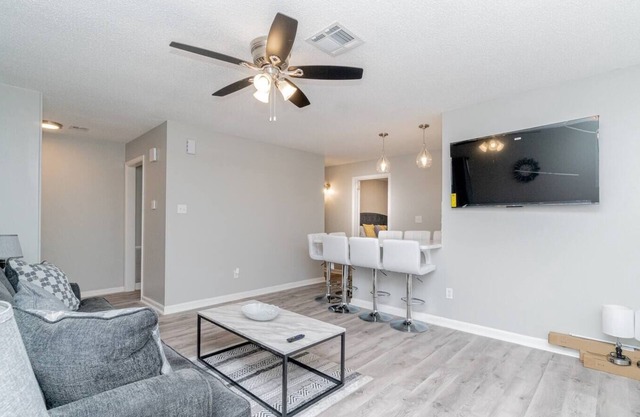 Spacious 4BR Work or Play Getaway Close to DT!