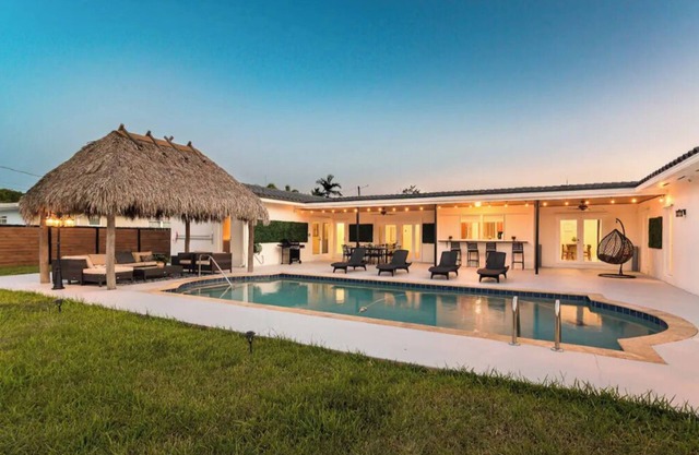Spacious 5.5 bedroom 4 bath villa, heated pool!