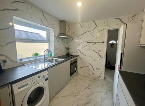 Spacious 5-Bed Retreat in Newcastle Perfect for Contractors & Teams!