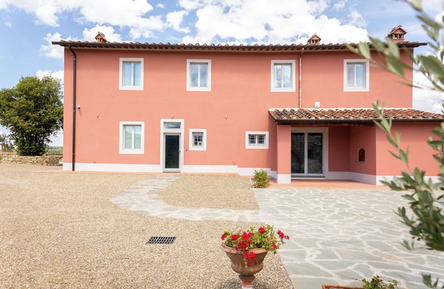 Spacious 5-Bedroom Retreat in Greve with A/C & Vineyard Views