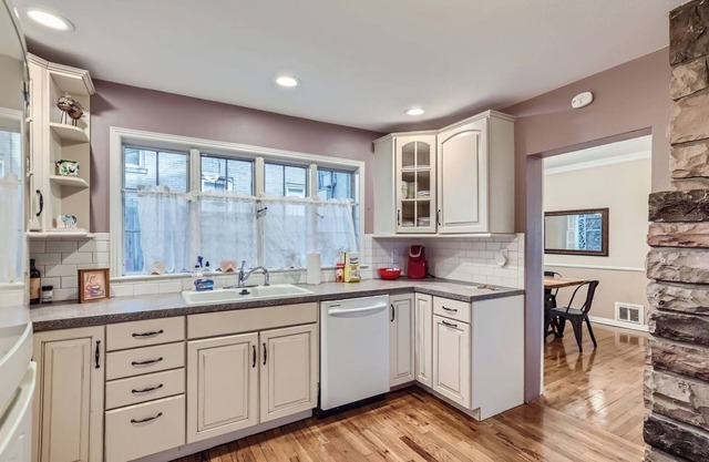 Spacious 5-Bed Victorian Home with AC and WiFi in Enchanting Denver