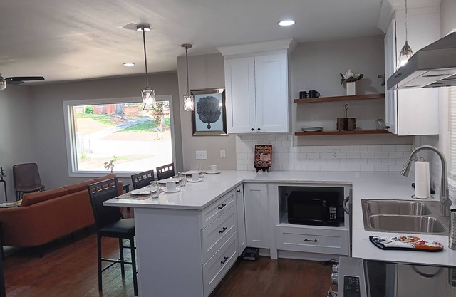 Spacious 5-bedrm house in enchanting East Point with WiFi, AC. 4 mins to airport