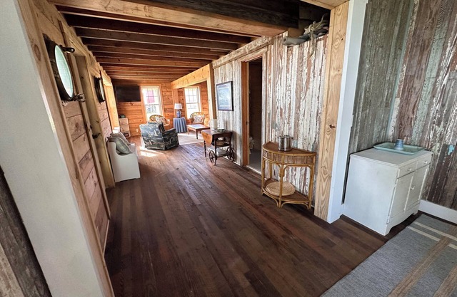 Spacious 5-bedroom house with AC, WiFi in awesome Harkers Island