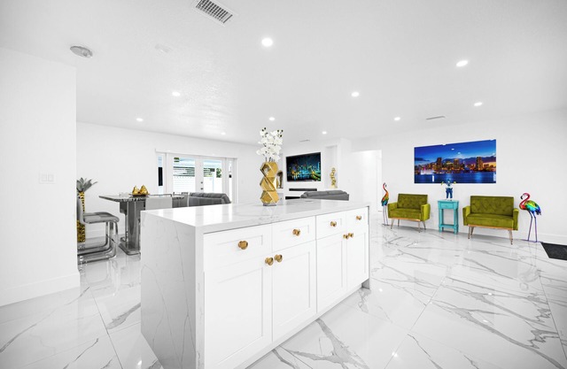 Spacious 5-bedroom house in welcoming Miami Gardens with WiFi, AC