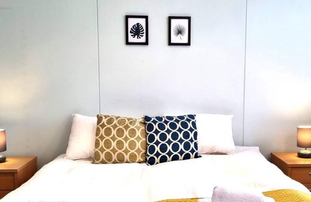 Spacious 5 Bedroom 3 Bathroom Apartment - Pool Table - Heritage House